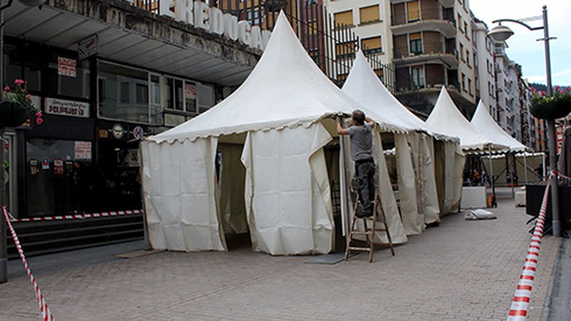 Toribio Etxebarria kaleko tabernarien terrazak estaltzeko jaimak ipintzen hasi dira