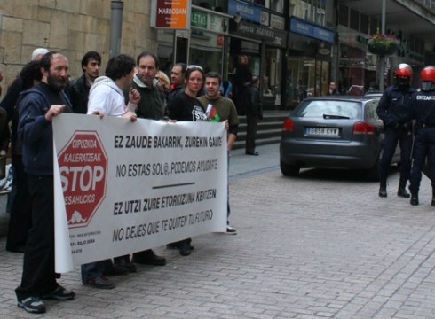 Toribio Etxebarriako Kutxabank-en bulegoa itxi dute, parean elkarretaratzea egin dutelako