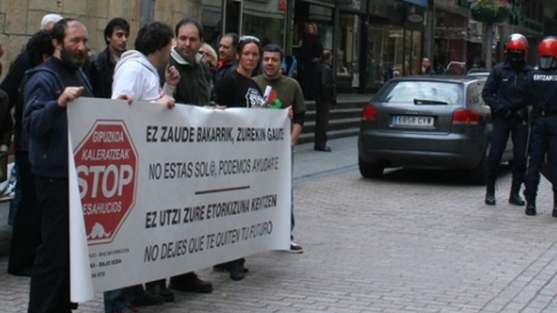 Toribio Etxebarriako Kutxabank-en bulegoa itxi dute, parean elkarretaratzea egin dutelako