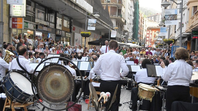 Toribio Etxebarrian emango du kaleko lehen kontzertua Eibarko Musika Bandak domeka eguerdian