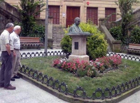 Toribio Etxebarriaren bustoa tokiz aldatu dute
