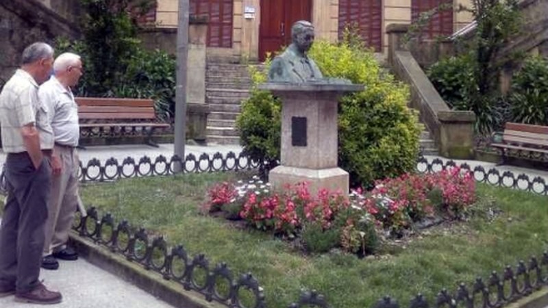 Toribio Etxebarriaren bustoa tokiz aldatu dute