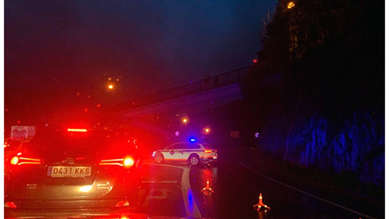 Trafiko arazoak Deba ibaiak gainezka egiteagatik eta lur-jausien ondorioz