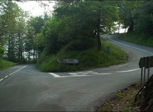 Trafiko motela Ixuako bidegurutzean istripua gertatu delako