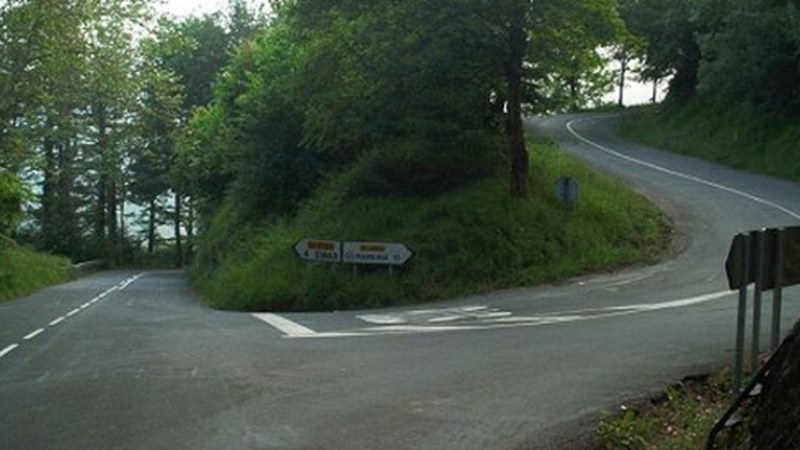 Trafiko motela Ixuako bidegurutzean istripua gertatu delako