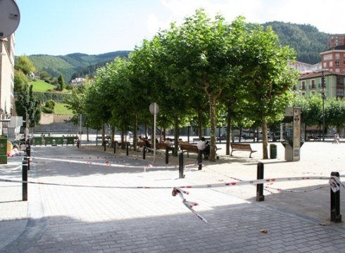 Trafikoa moztu dute Untzaga eta Guridi taberna arteko tartean