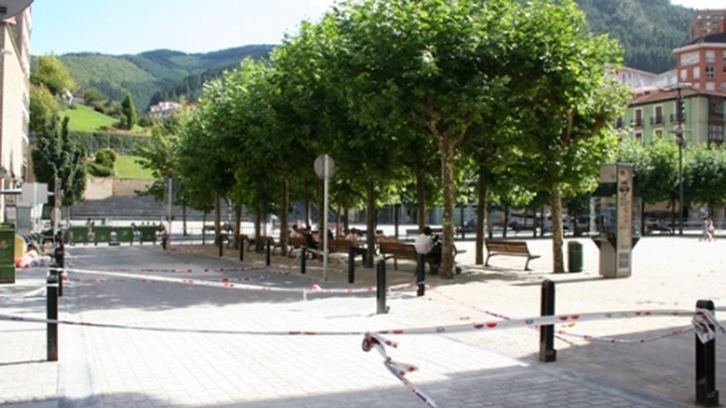 Trafikoa moztu dute Untzaga eta Guridi taberna arteko tartean