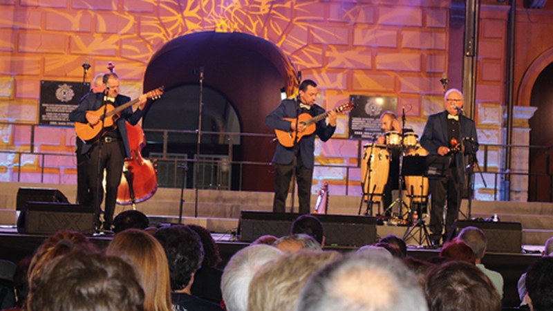 Trio Medianoche taldeak Ermua Antzokian joko du bihar arratsaldez