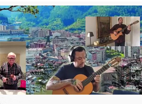 Trio Medianoche taldekoak elkarrekin aritu dira kantuan, bakoitza bere etxetik