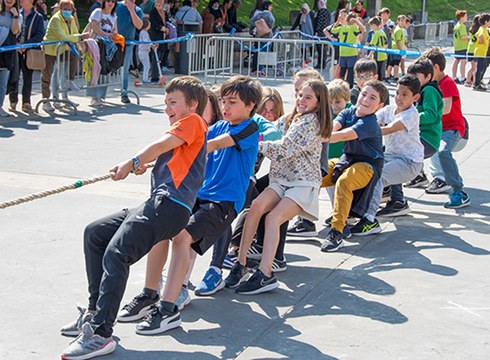Txaltxa Zelaian egindako jolasekin agurtu zuten Multikirolak ekintza