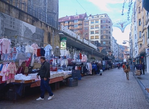 Txaltxa Zelaiko merkadilloa Toribio Etxebarrian zabaldu dute gaur