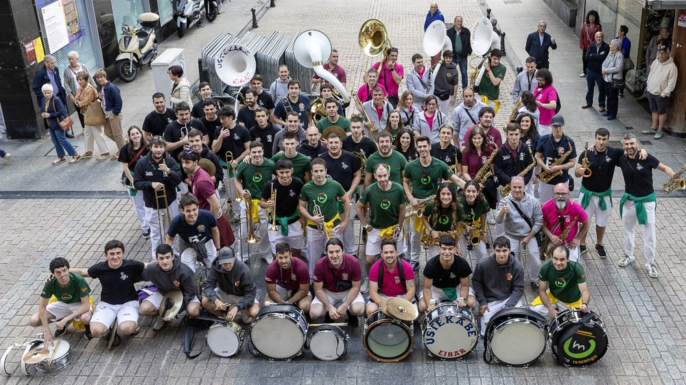 Txaranga egunean kaleak alaitu zituzten Eibarren bildutako bost txarangek