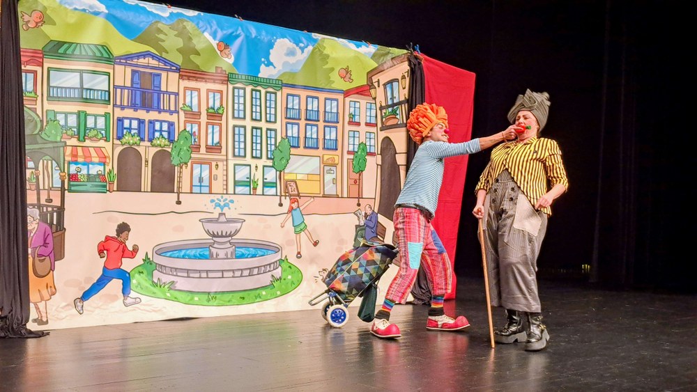 Txintxeta, Klipa eta Txorroskilo pailazoek ikuskizun jendetsua eskaini zuten barixakuan