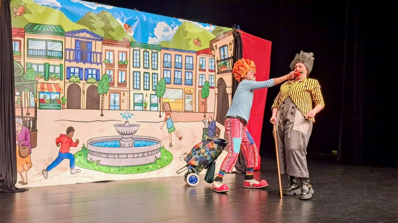 Txintxeta, Klipa eta Txorroskilo pailazoek ikuskizun jendetsua eskaini zuten barixakuan