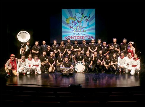 Txirri, Mirri eta Txiribiton pailazoen musikarekin osatutako ikuskizun biribila eskaini zuten domekan