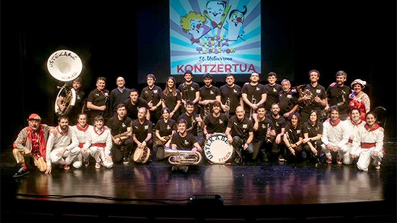 Txirri, Mirri eta Txiribiton pailazoen musikarekin osatutako ikuskizun biribila eskaini zuten domekan