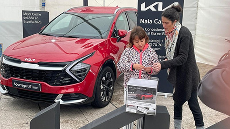 Txistorra Egunean Eibarko KIA Naia Car kontzesionarioak egindako zozketako irabazleak