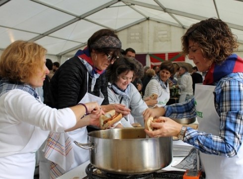 Txistorraren inguruko jaia egun osoan Untzagan Txirrindulari Elkartearen eskutik