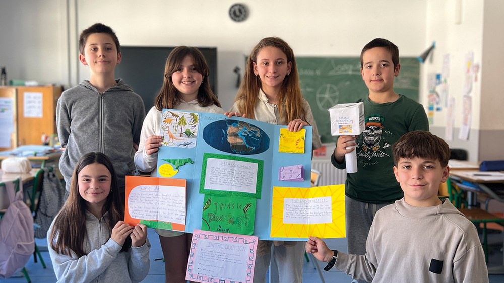 Udako oporren atarian, ikasturteko azken Txikitto aldizkaria banatzen ari dira Eibarko ikastetxeetan