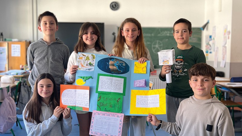 Udako oporren atarian, ikasturteko azken Txikitto aldizkaria banatzen ari dira Eibarko ikastetxeetan