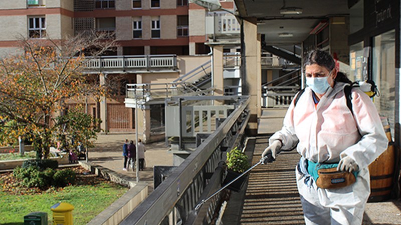 Udal Brigadako sei behargin ari dira herriko kaleak egunero desinfektatzen