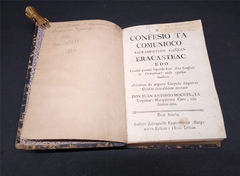 Udal liburutegiak Juan Antonio Mogelek idatzitako bi liburu berezi erosi ditu