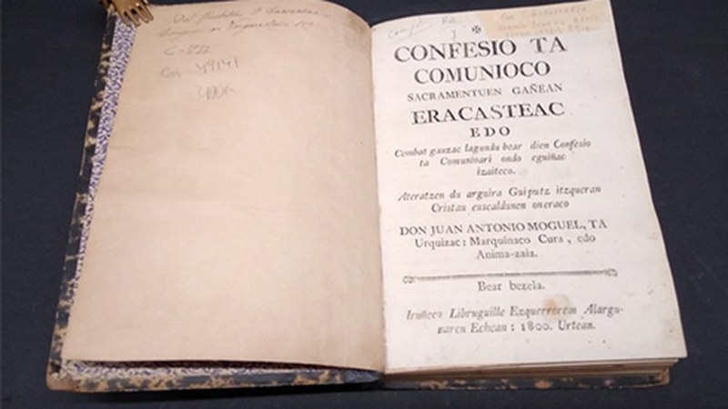 Udal liburutegiak Juan Antonio Mogelek idatzitako bi liburu berezi erosi ditu