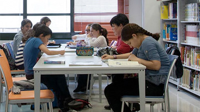 Udal Liburutegiak sustatutako ‘Eleibar’ proiektu pilotua garatzeko hitzarmena sinatu dute Udalak eta Egoaiziak