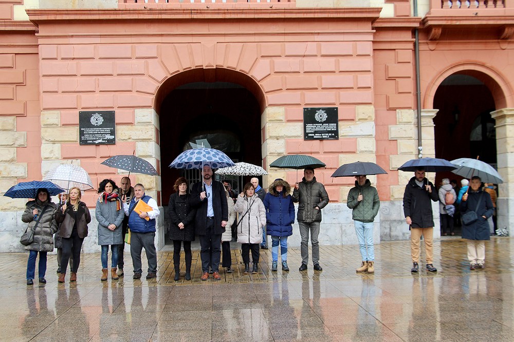 Udal ordezkariek minutu bateko isilunea gorde dute, Valentziako sutean hildakoen alde