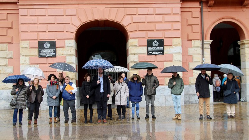 Udal ordezkariek minutu bateko isilunea gorde dute, Valentziako sutean hildakoen alde