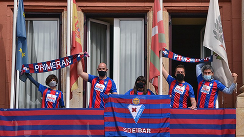 Udal taldeek Eibar FT-ri babesa erakutsi diote partidu erabakigarrien aurrean