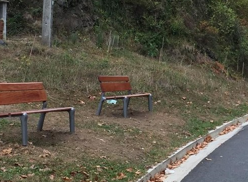 Udalak bankuak jarri ditu bidegorrian eta komun publikoak jartzeko asmoa azaldu du