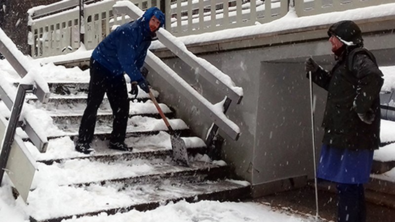 Udalak elur protokoloa aktibatu du eta aparkaleku alternatiboak ipiniko ditu