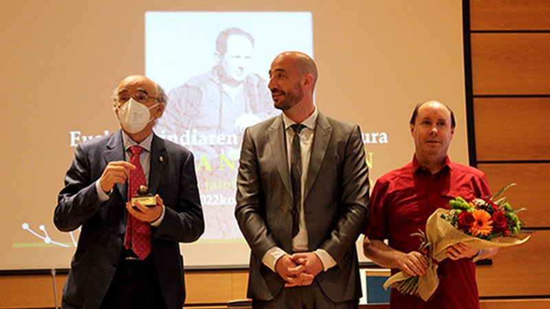 Udalak eta Euskaltzaindiak Juan San Martin omendu dute, bere jaiotzaren mendeurrenean