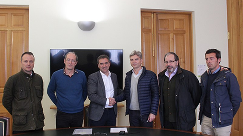 Udalak eta Iza-Campezok Errebalgo lanen inguruko kontratua sinatu dute