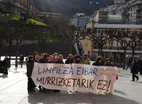 Udalak kontratatutako garbitzaileak protestan