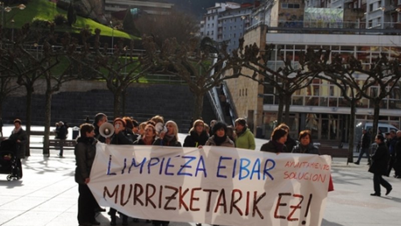 Udalak kontratatutako garbitzaileak protestan
