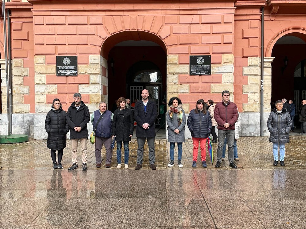 Udalak minutu bateko isilunea gorde du, gaur Terrorismoaren Biktimen Europako Eguna dela eta