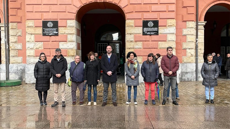 Udalak minutu bateko isilunea gorde du, gaur Terrorismoaren Biktimen Europako Eguna dela eta