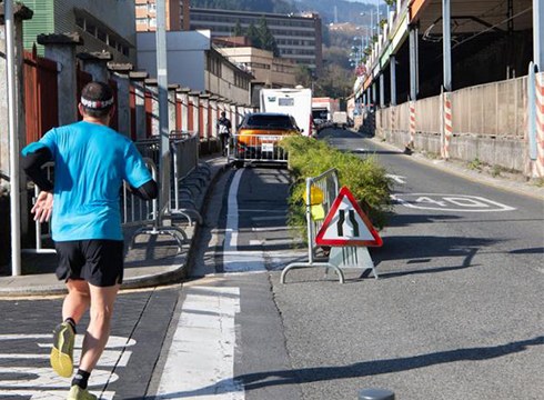 Udalak oinezkoentzako pasabidea jarri du Otaola etorbidean eraikineko txintxorrak erori direlako