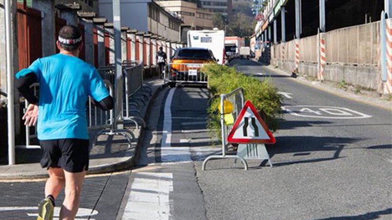 Udalak oinezkoentzako pasabidea jarri du Otaola etorbidean eraikineko txintxorrak erori direlako