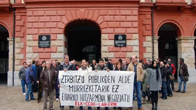 Udaleko beharginak murrizketen kontra