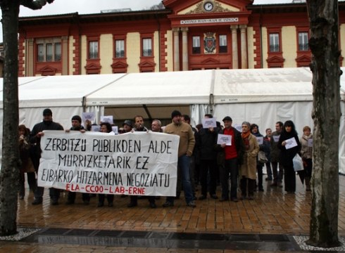 Udaleko beharginak murrizketen kontrako elkarretaratzean