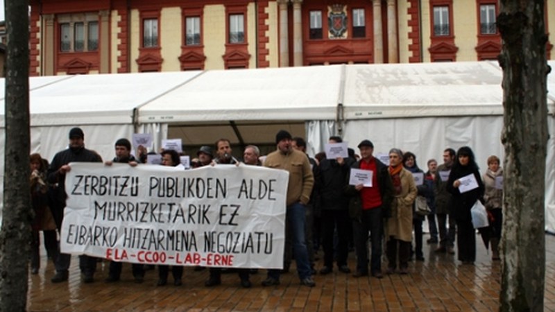 Udaleko beharginak murrizketen kontrako elkarretaratzean