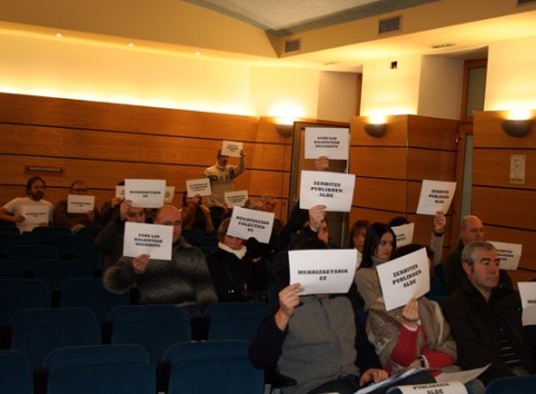 Udaleko beharginek plenoan protesta egin dute