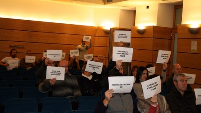 Udaleko beharginek plenoan protesta egin dute