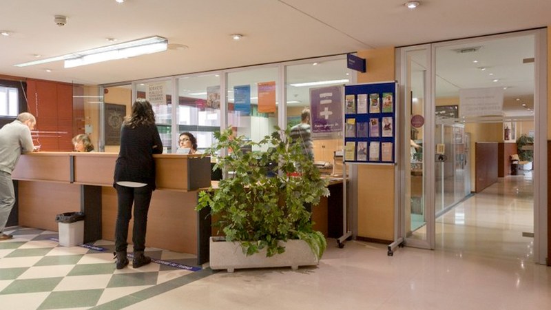 Udaleko Gizartekintza Saileko taldea indartu eta arreta presentzialaren ordutegia aldatu dute