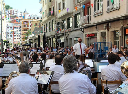 Udaletxeko arkupeetan izango da Eibarko Musika Bandaren gaurko kontzertua