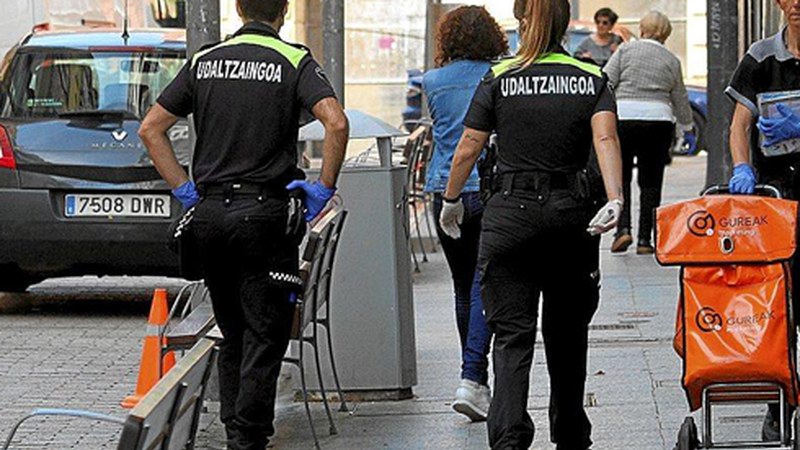 Udaltzainak pistolarekin irtengo dira kalera domekatik aurrera