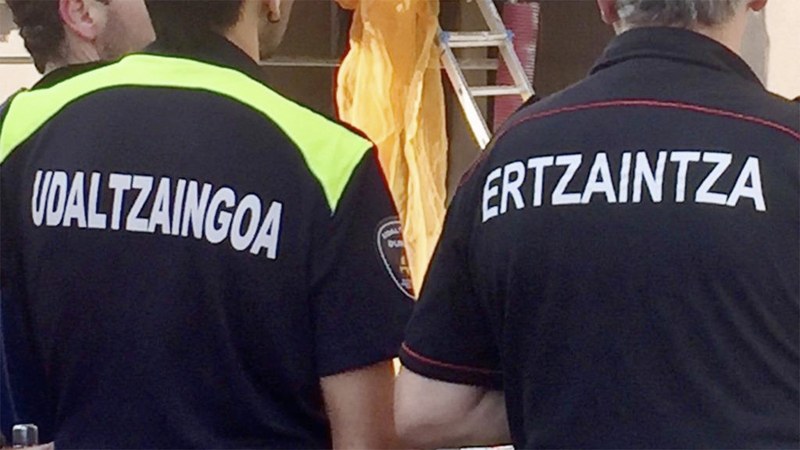 Udaltzaingoaren lana eta Ertzaintzarekin lankidetza bikainak izaten ari direla berretsi du Jon Iraola alkateak